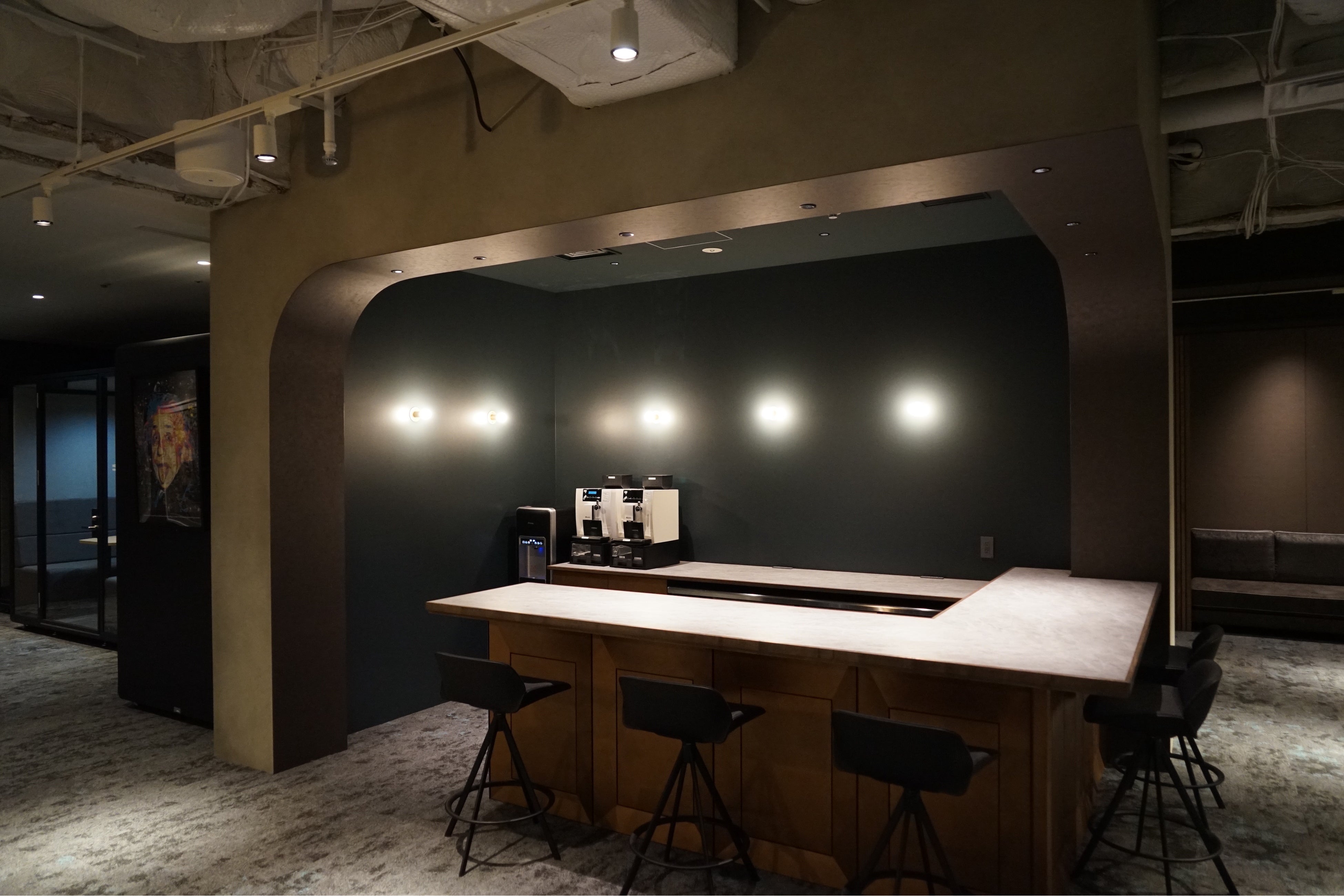 バーカウンターをイメージしたスペースも設置。