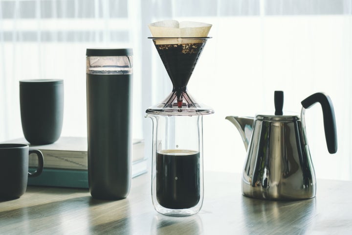左よりコーヒーかす消臭ポット、コーヒー計量キャニスター、 ドリッパー、ダブルウォールカラフェ、ドリップケトル