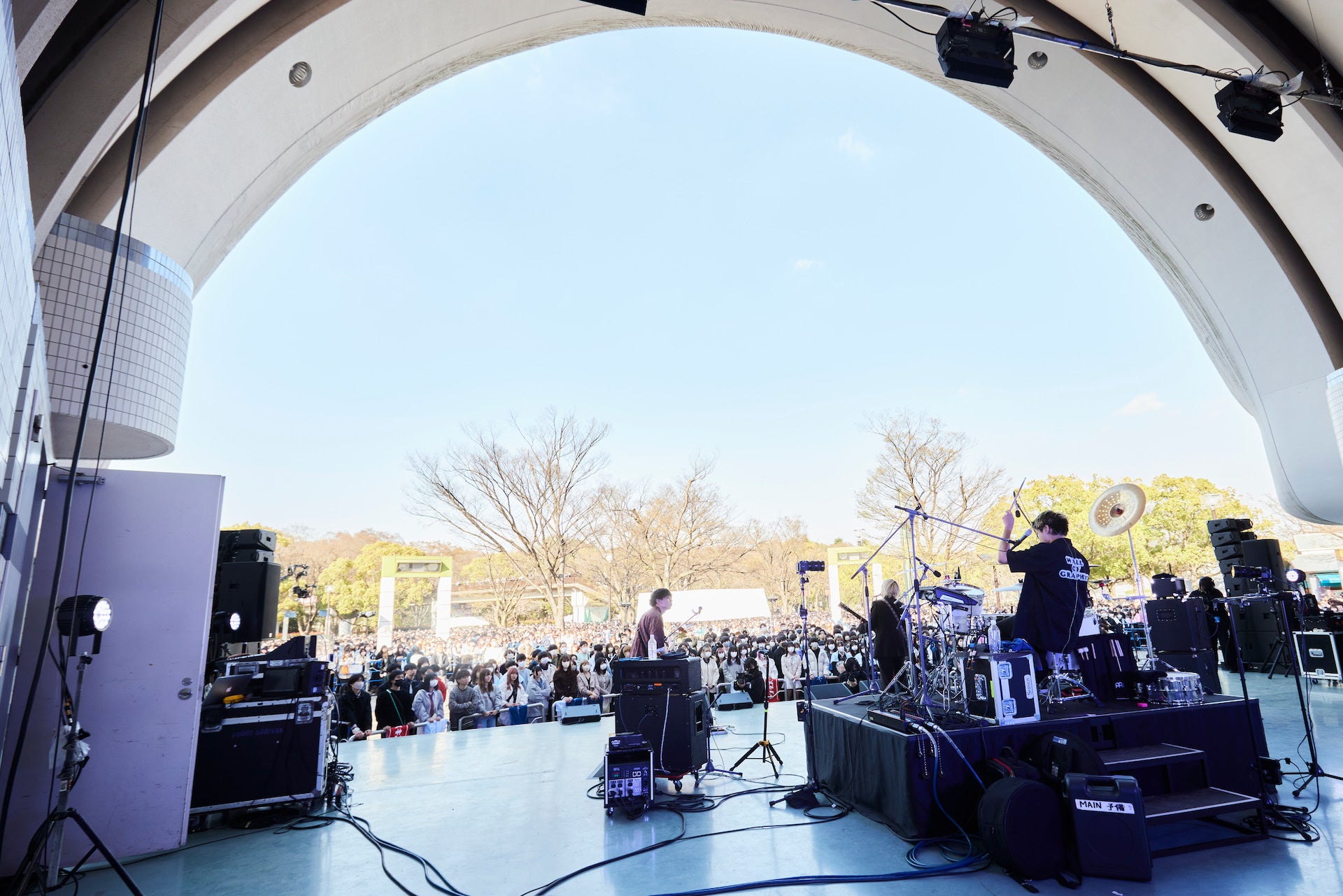 「いつか僕は誰もが羨むバンドになってやるフリーライブ」の様子