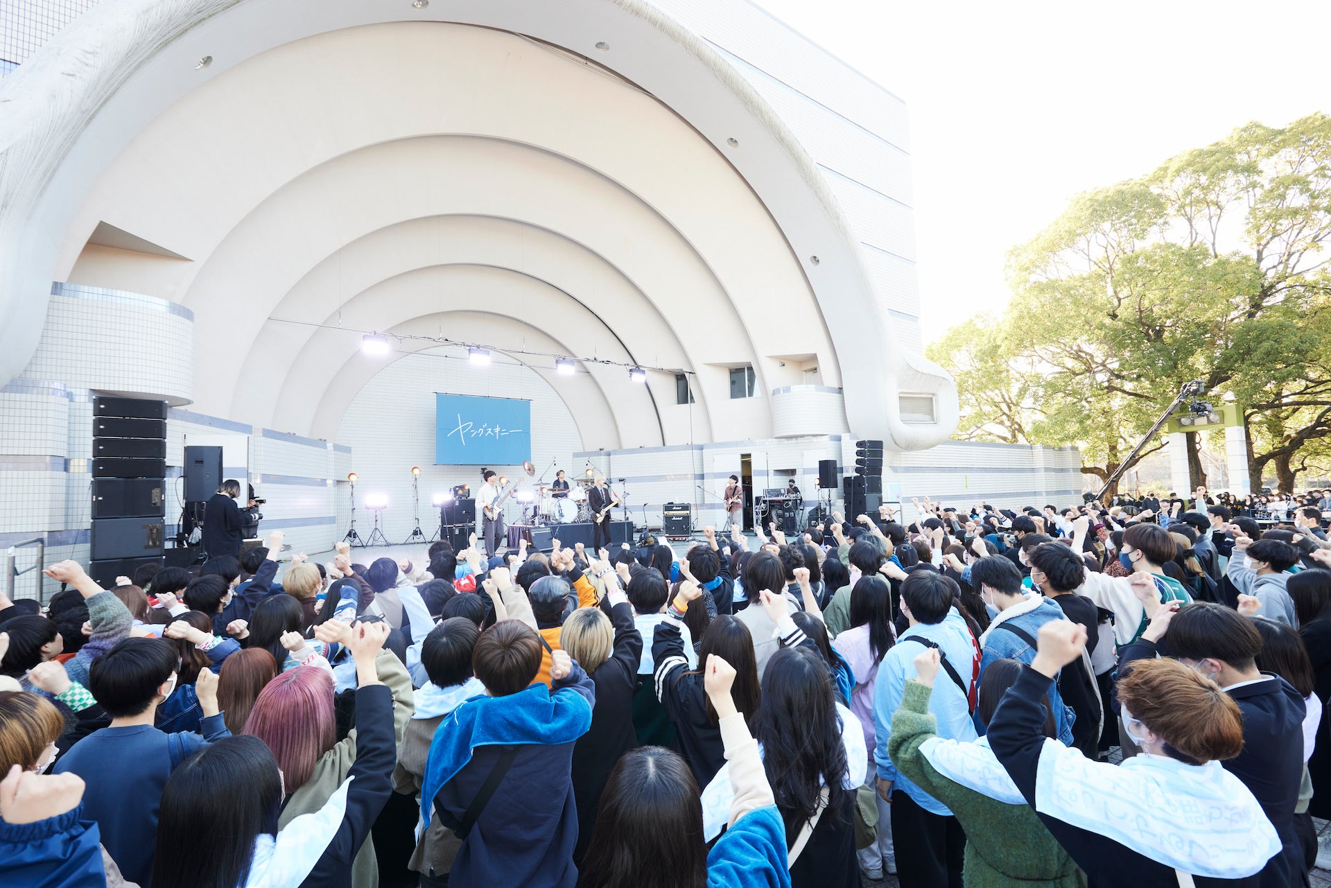 「いつか僕は誰もが羨むバンドになってやるフリーライブ」の様子