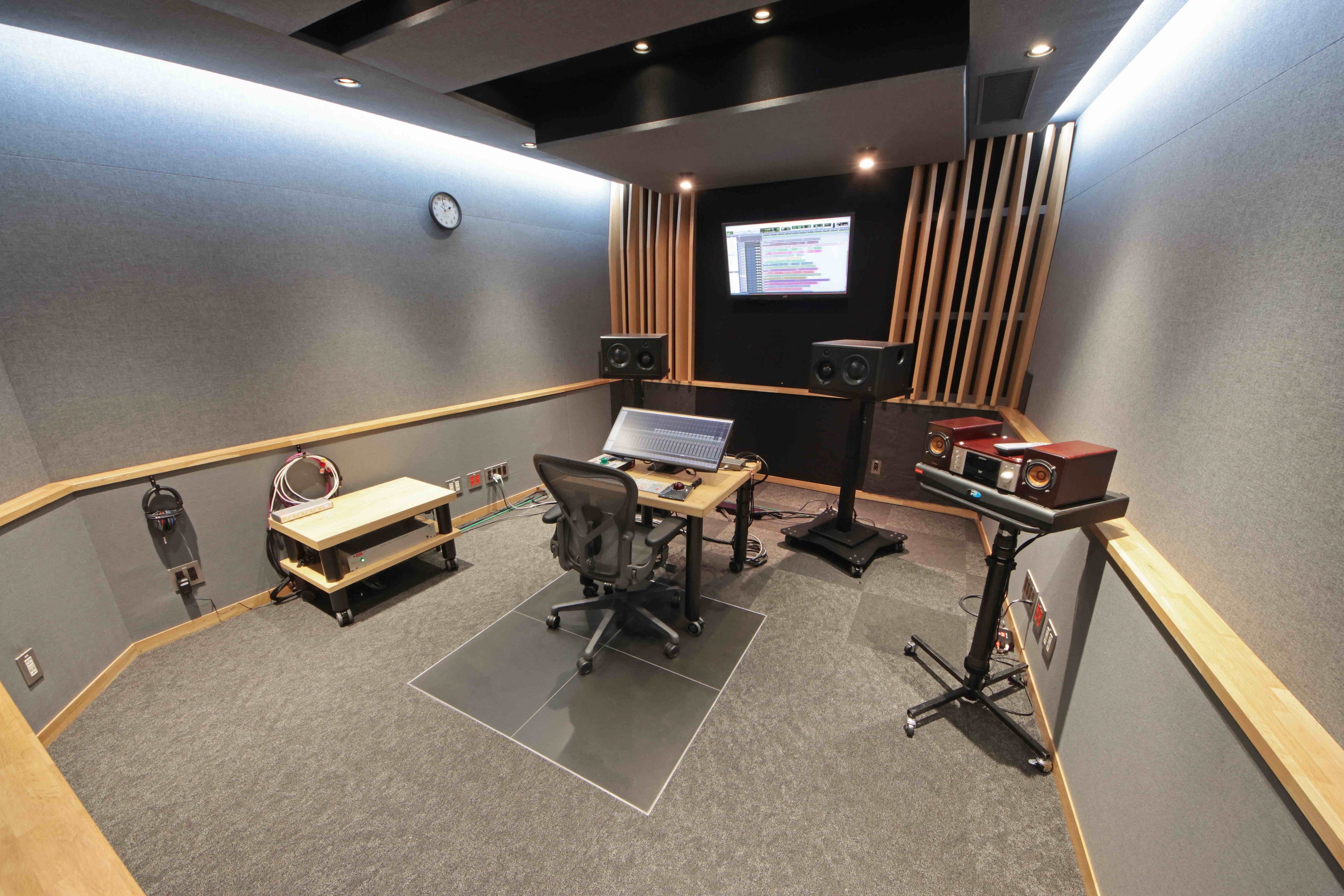 ワンマンスタイルでのミックスチェックに。落ち着いたデザインと徹底的にチューニングされたモニターで作業効率もアップ。