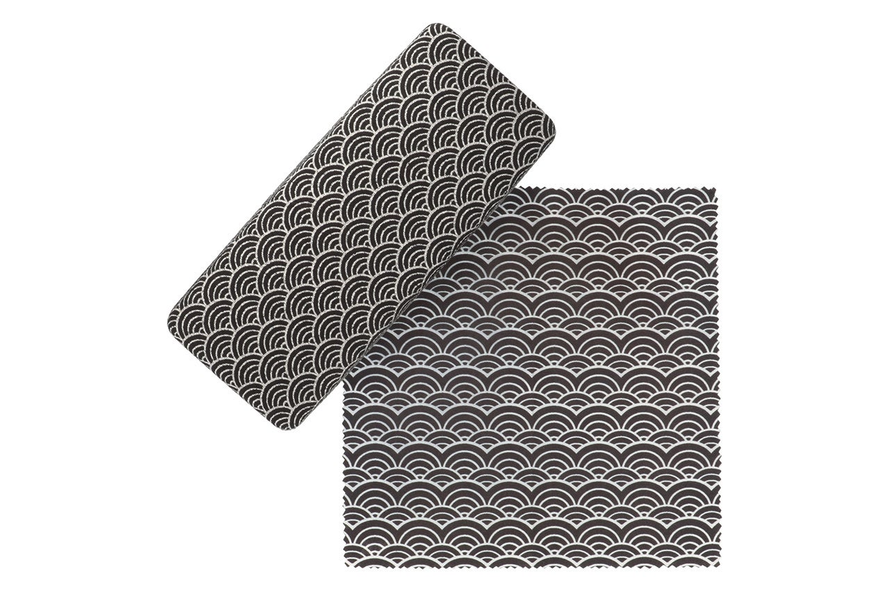 ▲日本の伝統模様「青海波柄」が施された専用ケースとメガネ拭き付き