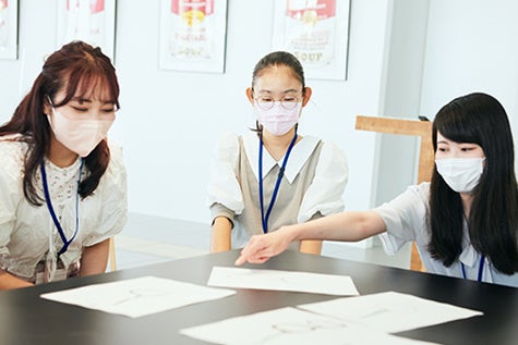 即興でデザイナーが描いたフレームデザインを見せてのヒアリングも実施