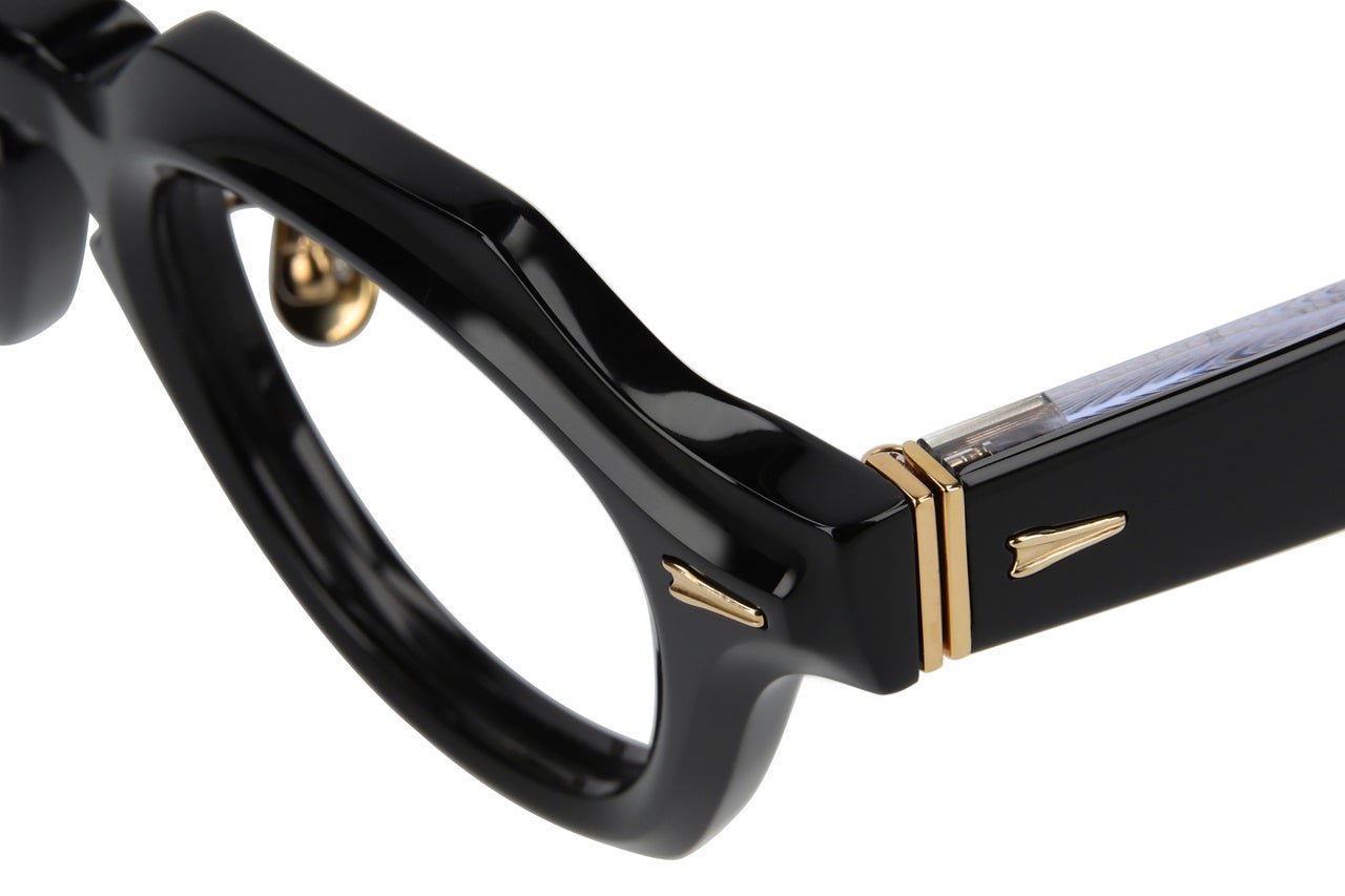 ▲シリーズロゴの飾りピンが、目元の印象をアップ 商品画像：ZF231020_14E1