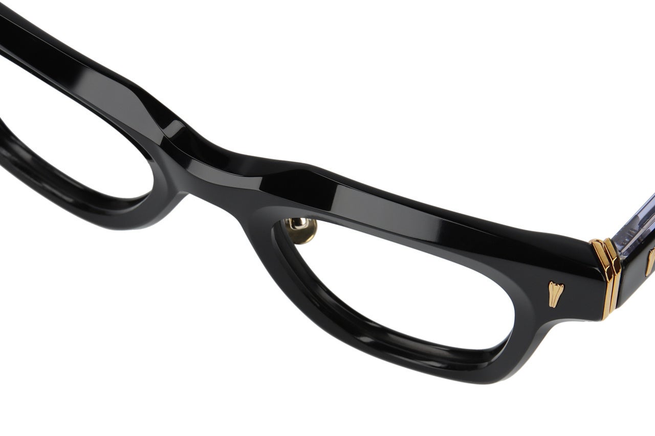 ▲思い切りエッジを効かせたカッティングで、目元に重厚感を与える 商品画像:ZF231019_14E1