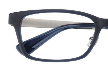 ▲テンプルの先に厚みを出し、重さをつけることで前に傾くことなくかけやすい。 商品画像：ZN231028_72F1