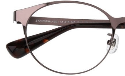 ▲テンプルの先に厚みを出し、重さをつけることで前に傾くことなくかけやすい。 商品画像：ZY232019_43E1