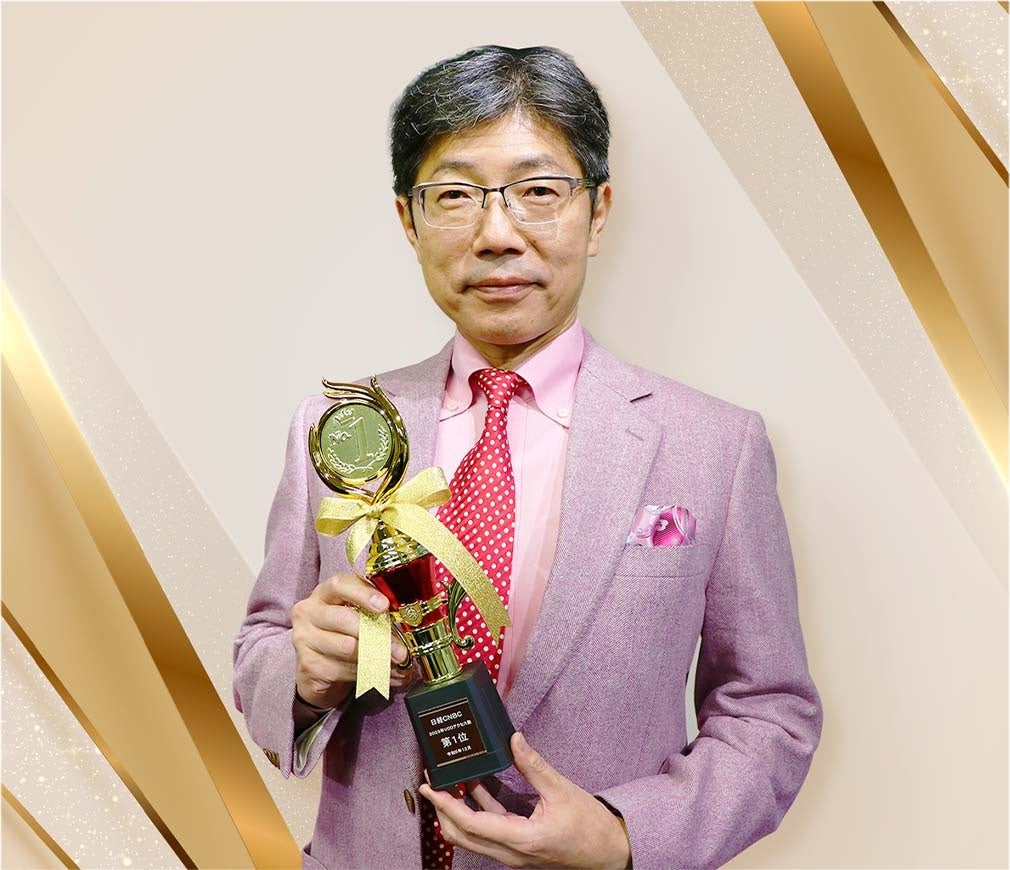 年間ランキング1位を記念したトロフィーを受け取った田中彰一解説委員