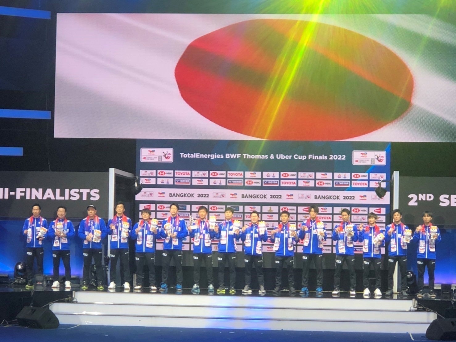 左から4番目が西本拳太選手