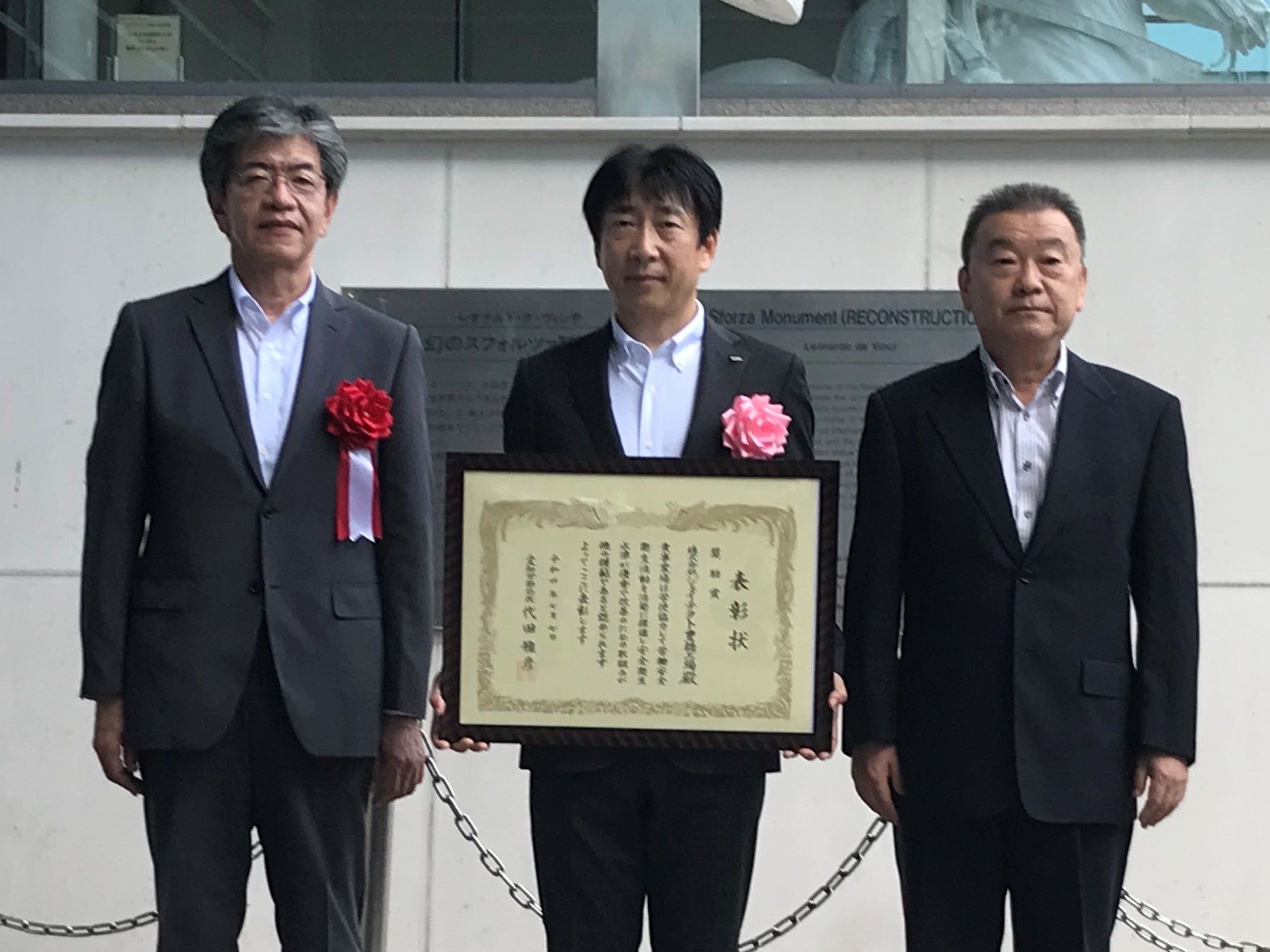 左：愛知労働局　代田 雅彦 局長 右：豊橋労働基準監督署　鳥居 粧滋 署長 中央：豊橋工場　馬越　克幸 工場長