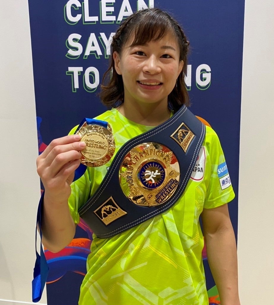 金メダルを手に笑顔の志土地真優選手（セルビア・ベオグラードで）