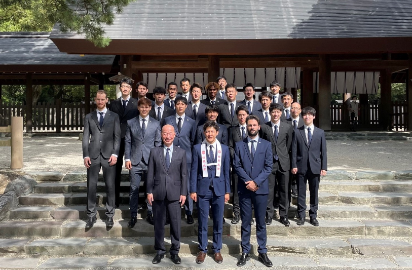 本宮前での集合写真＝名古屋市熱田区の熱田神宮で