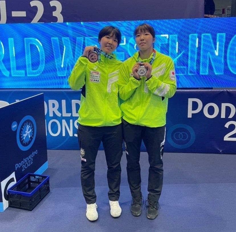 メダルを手に笑顔を見せる松雪泰葉選手㊧と成葉選手＝スペイン・ポンテベドラで