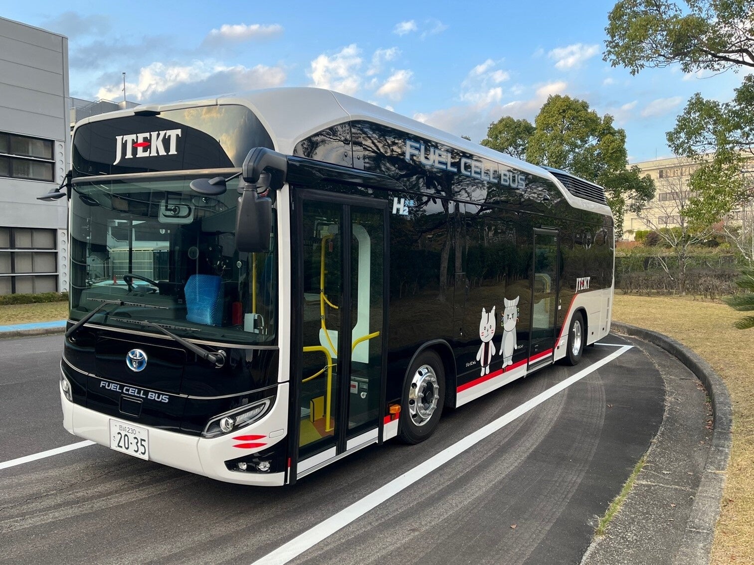 通勤用FCバス外観