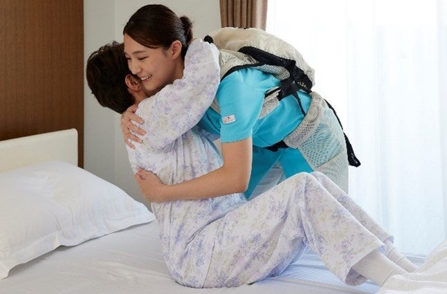 抱き抱え、移乗作業時の腰の負荷を軽減