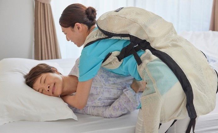 オムツ交換時や体位変換時の中腰姿勢をアシスト