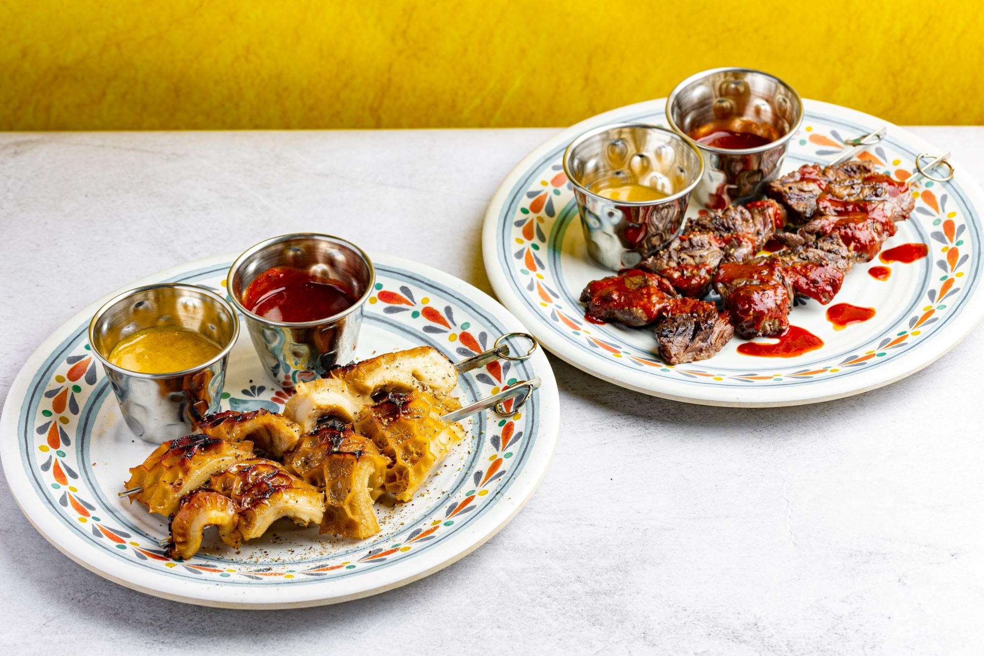 左） 牛モツの串焼き／右）牛ハラミ肉の串焼き　990円 2PC　（税込）