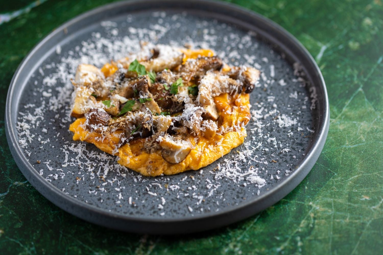 ブラウンマッシュルームのオムレツ トリュフをかけて　1,815円（税込）