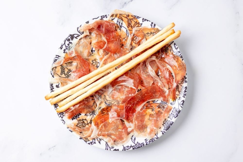 18ヶ月熟成 スペイン・テルエル産ハモン・セラーノ S／990円　R／1,650円（税込）