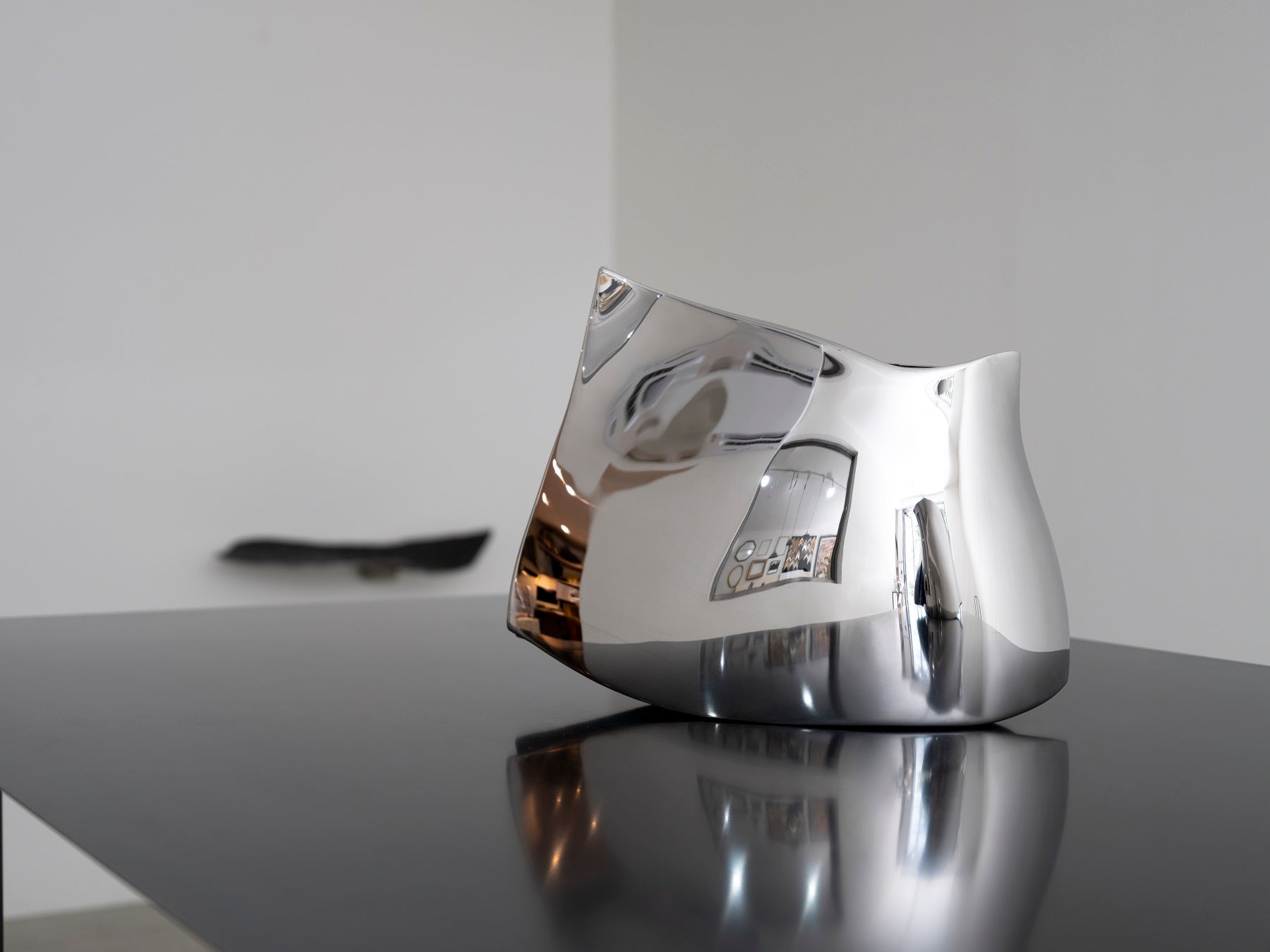 「tango」W.380 H.290 D.120mm／ステンレススチール／2022