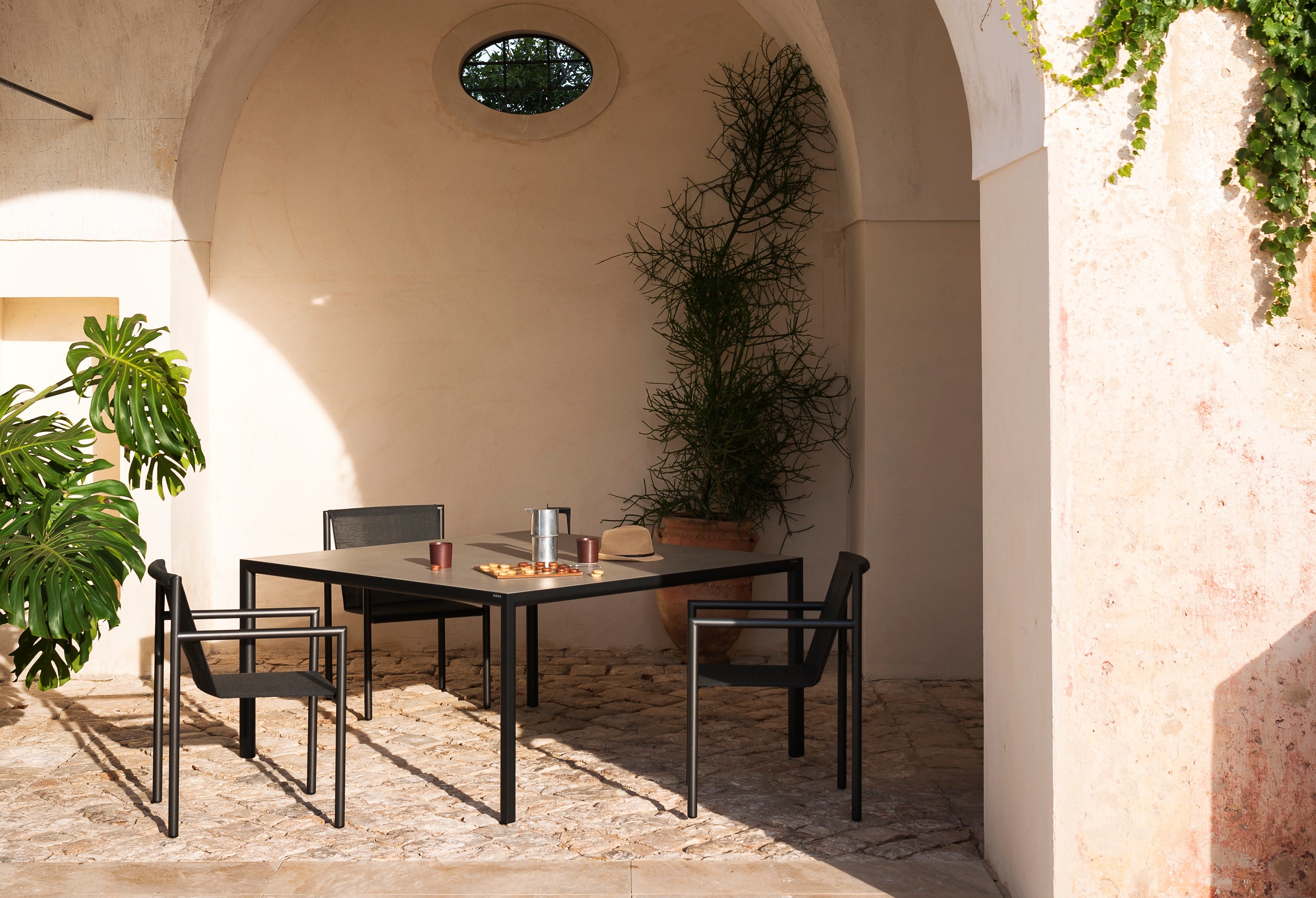 ダイニングテーブル PLEIN AIR W.1500 D.1500 H.740mm ¥1,214,400 チェア PLEIN AIR W.560 D.610 H.820 SH.420mm ¥283,800～