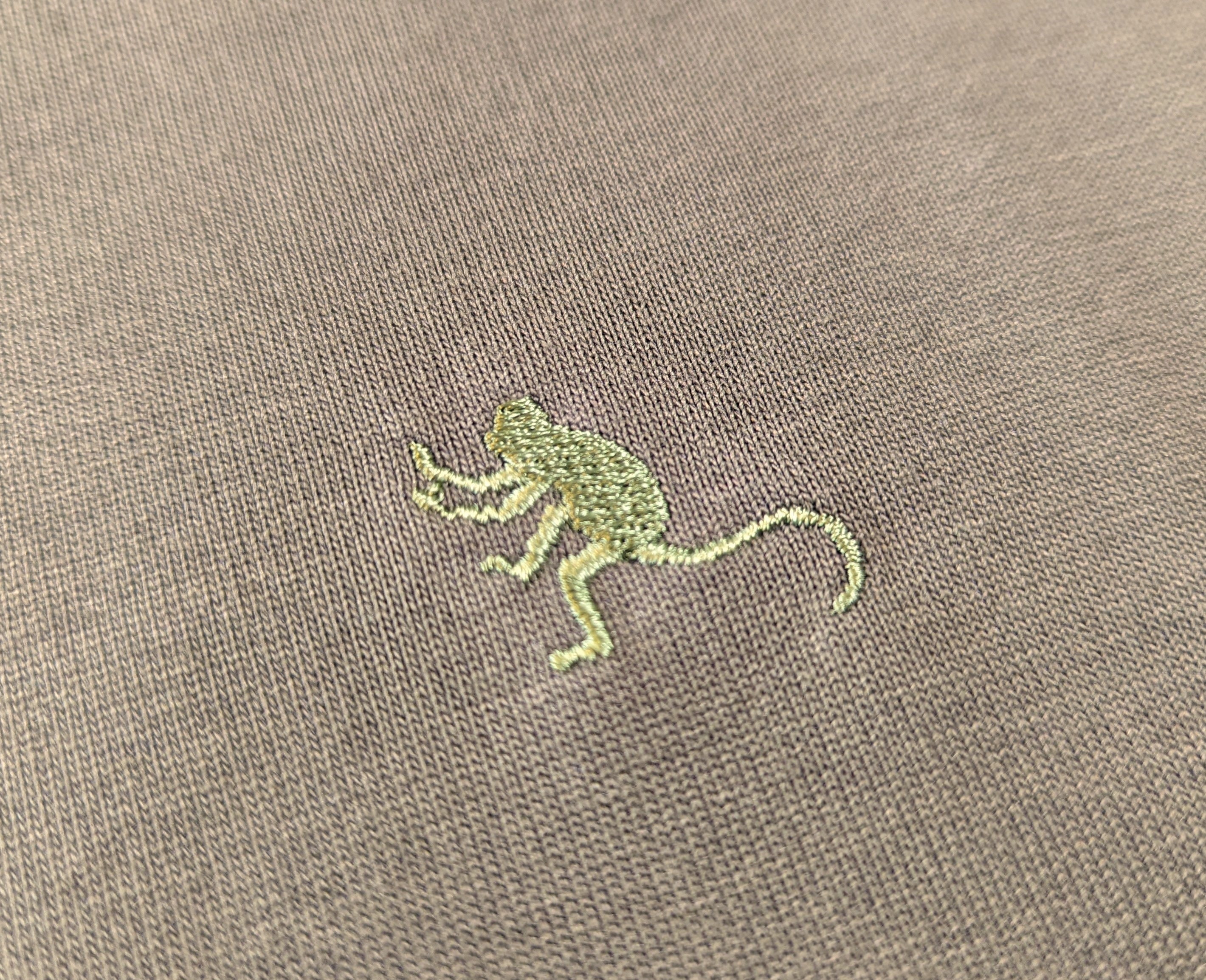 胸の刺繍ロゴ