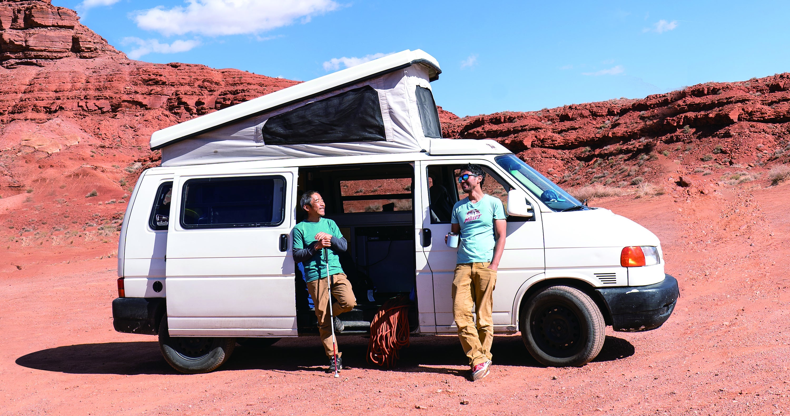 バン（車）の前に佇むコバ（左）とナオヤ（右）