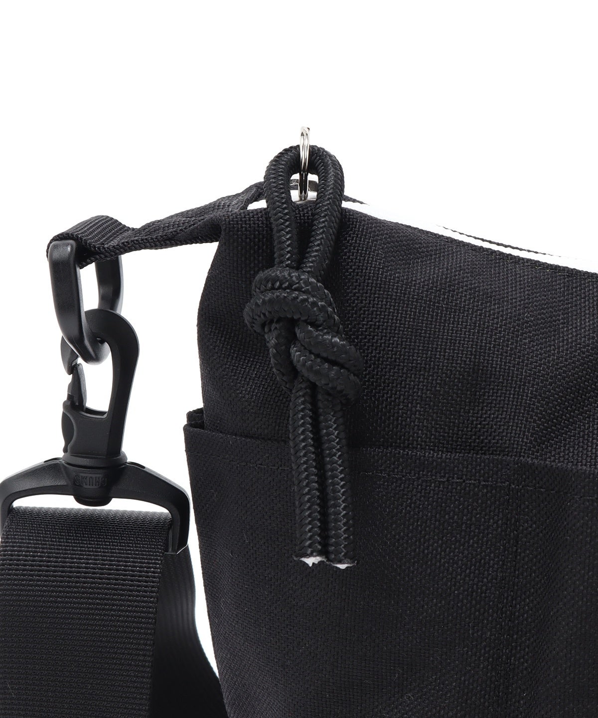 バッグ類のジッパーストラップはクライミングのエイトノット