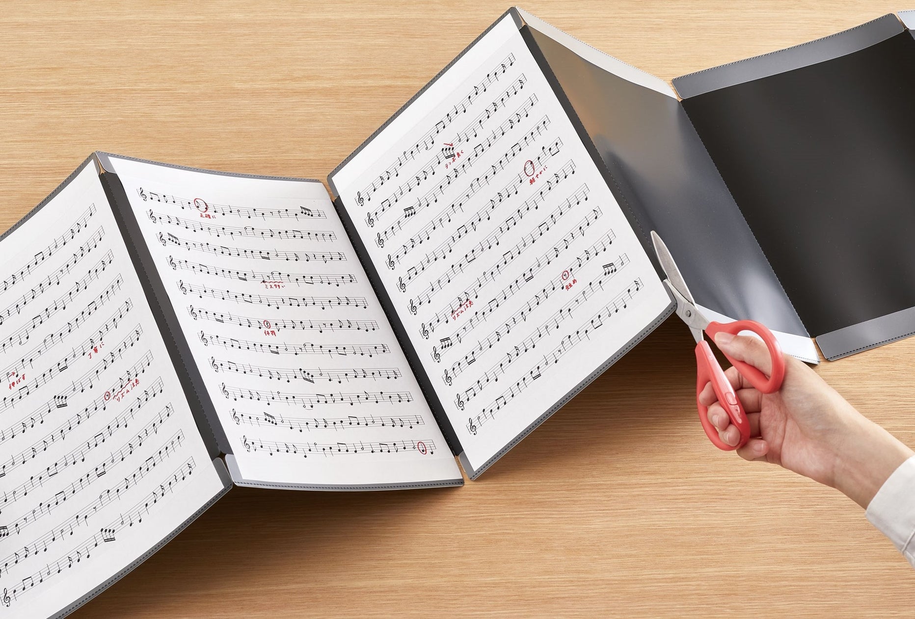 書類を入れたまま文字を書き込める「カキコ」シリーズに、楽譜での使用に特化したタイプが新登場!「カキコ ジャバラホルダー」「カキコ 楽譜ホルダー」発売
