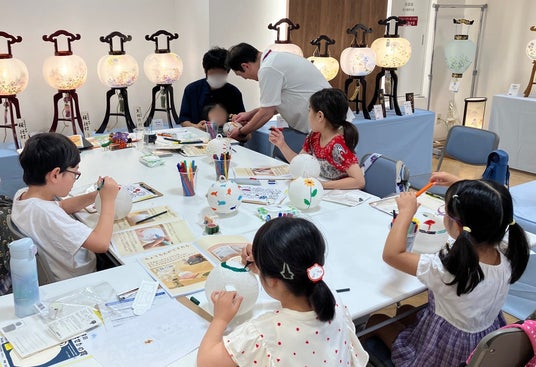 【開催報告】お仏壇のはせがわ、京急百貨店にて「夏休みキッズワークショップ 世界にひとつだけのちょうちんづくり」を開催!お子様34名がお盆文化を体験 【開催報告】お仏壇のはせがわ、京急百貨店にて「夏休みキッズワークショップ 世界にひとつだけのちょうちんづくり」を開催!お子様34名がお盆文化を体験