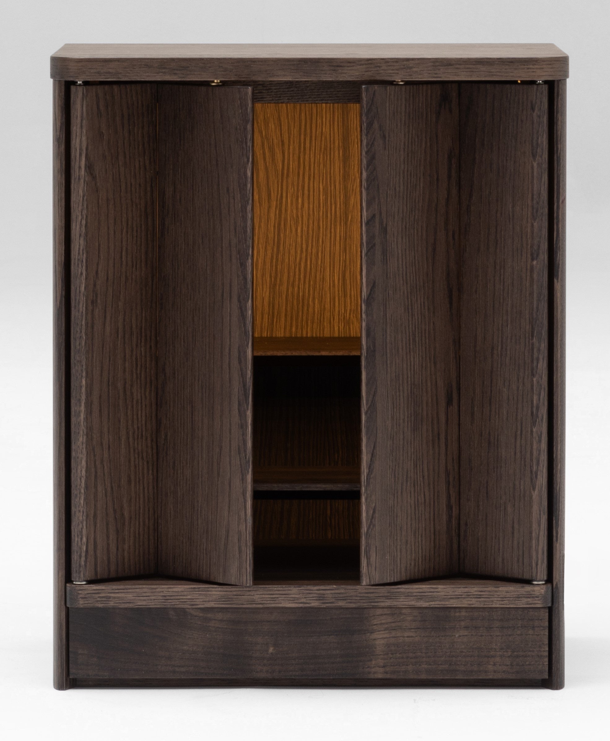 扉の折れ目を押すと開きます