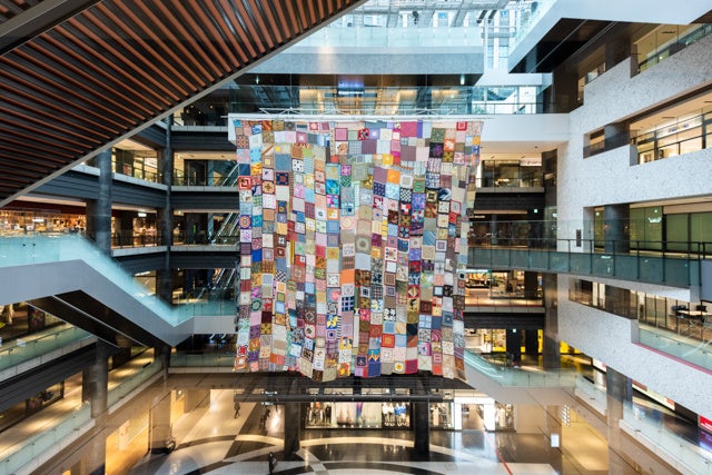 参考《inconsistent surface》 アーティスト：鬼頭健吾　 会場：グランフロント大阪　北館1階 ナレッジプラザ　　 Photo by Kohei Matsumura