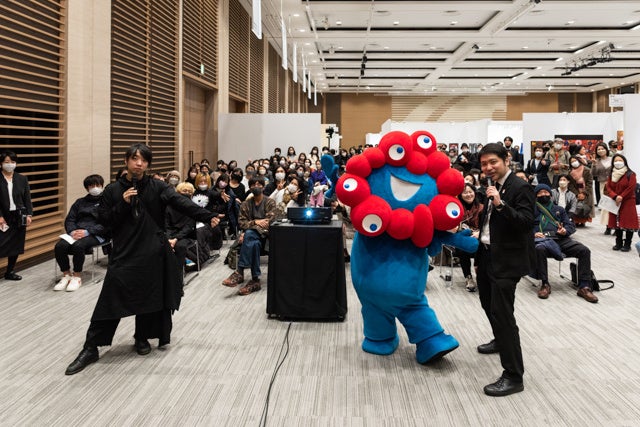 アートフェア会場での落合陽一氏のトークイベントにはミャクミャクも登場 　Photo by Kohei Matsumura