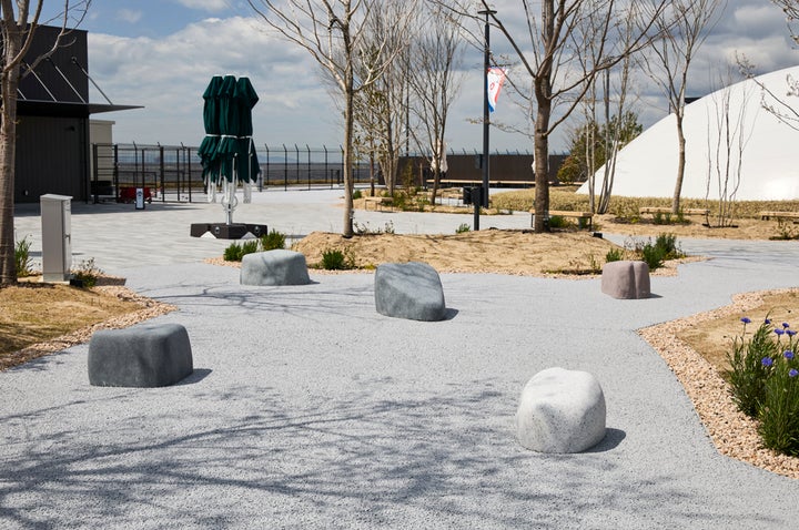 大阪・関西万博会場内で「愛と平和の石磨きワークショップ」開催】彫刻 大阪・関西万博会場内で「愛と平和の石磨きワークショップ」開催】彫刻