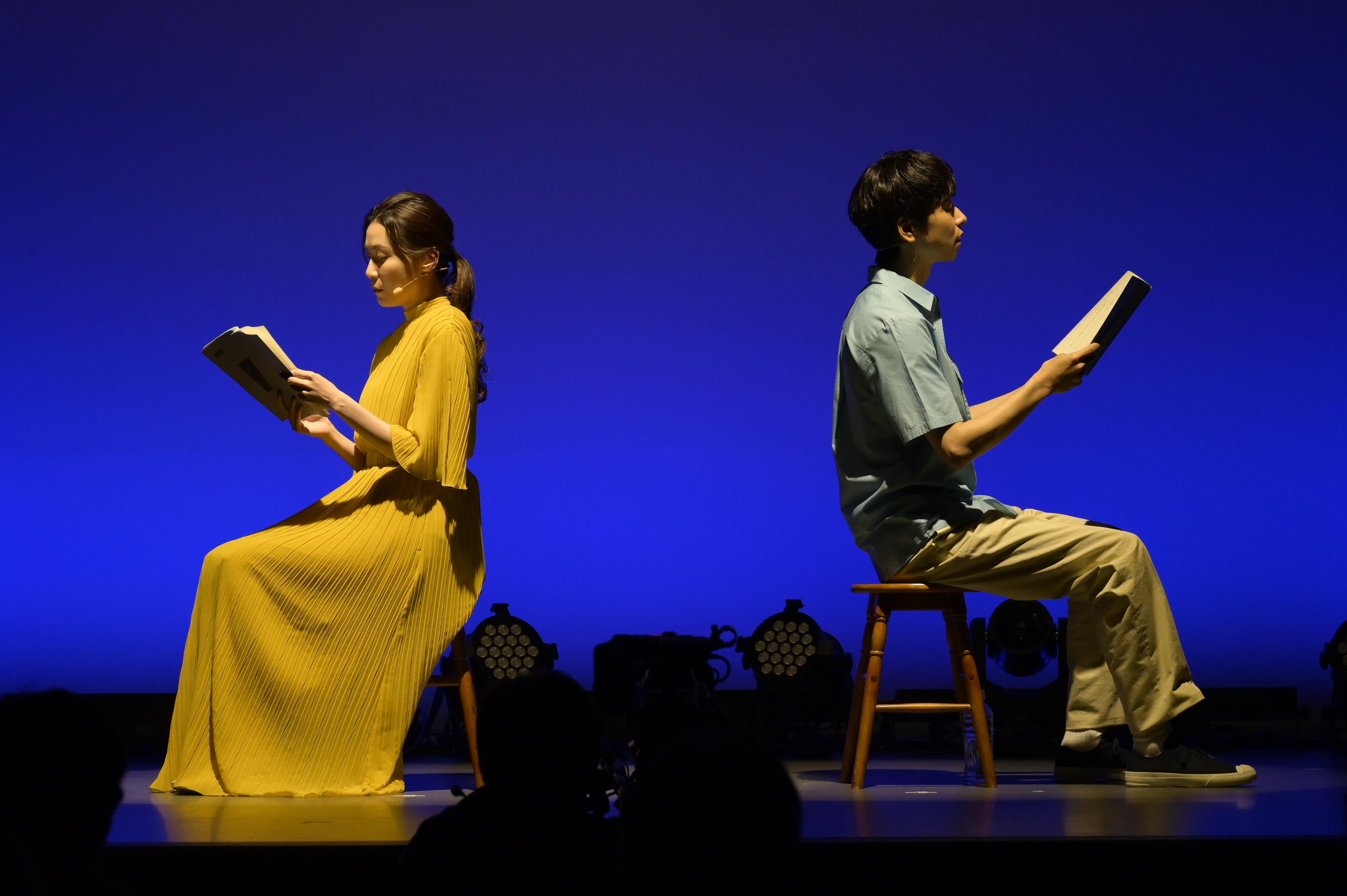 NUMA朗読劇_1（左_村川絵梨 右_橋本淳）