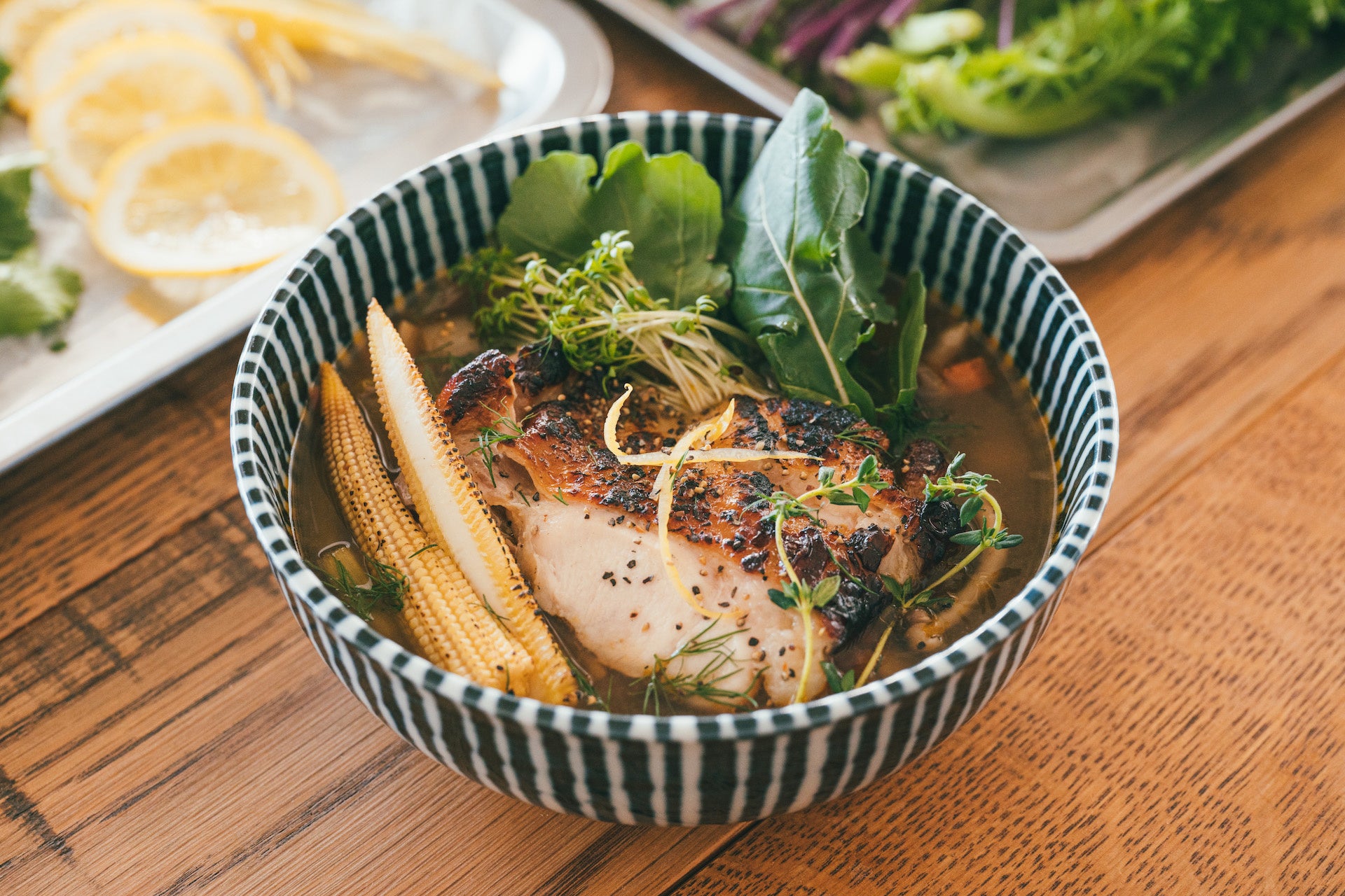 檸檬とグリルチキンのハーブスープ