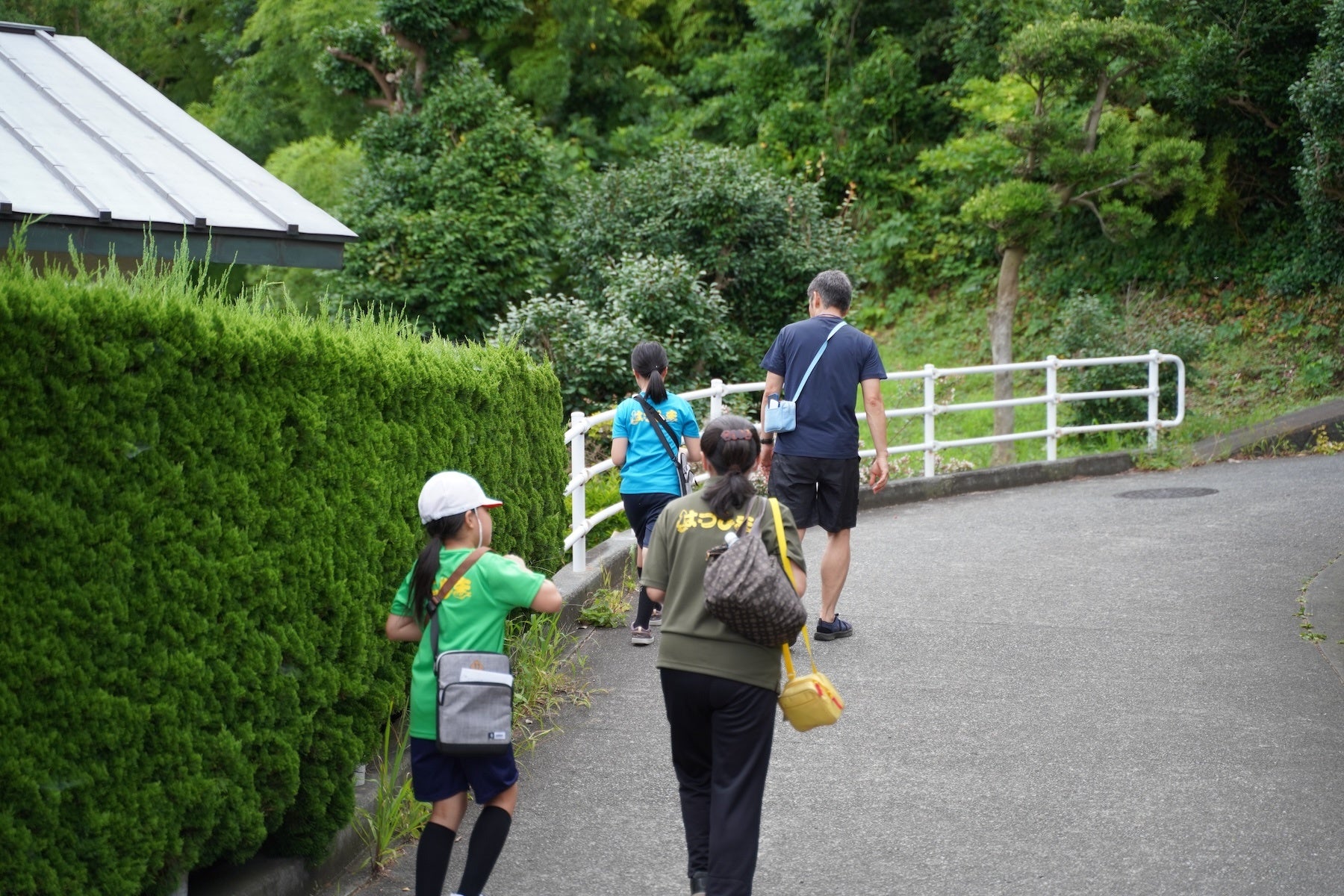 「フィールドワークをしよう」街の魅力を調べにいく様子