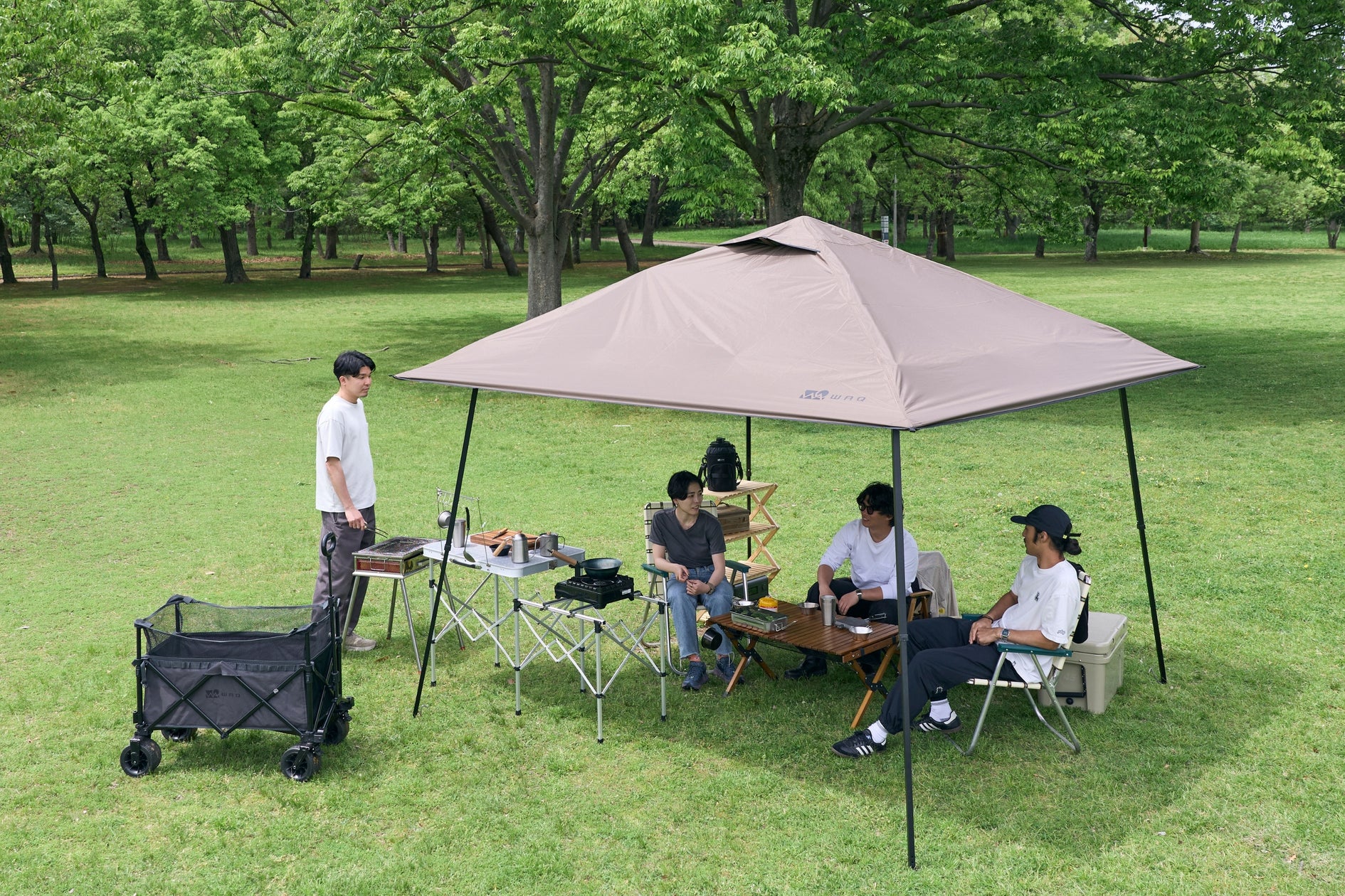 夏の外遊びに、ワンアクションで日陰の拠点を。WAQの3m×3mタープ「WAQ EASE TARP 3.0」が本日12時発売