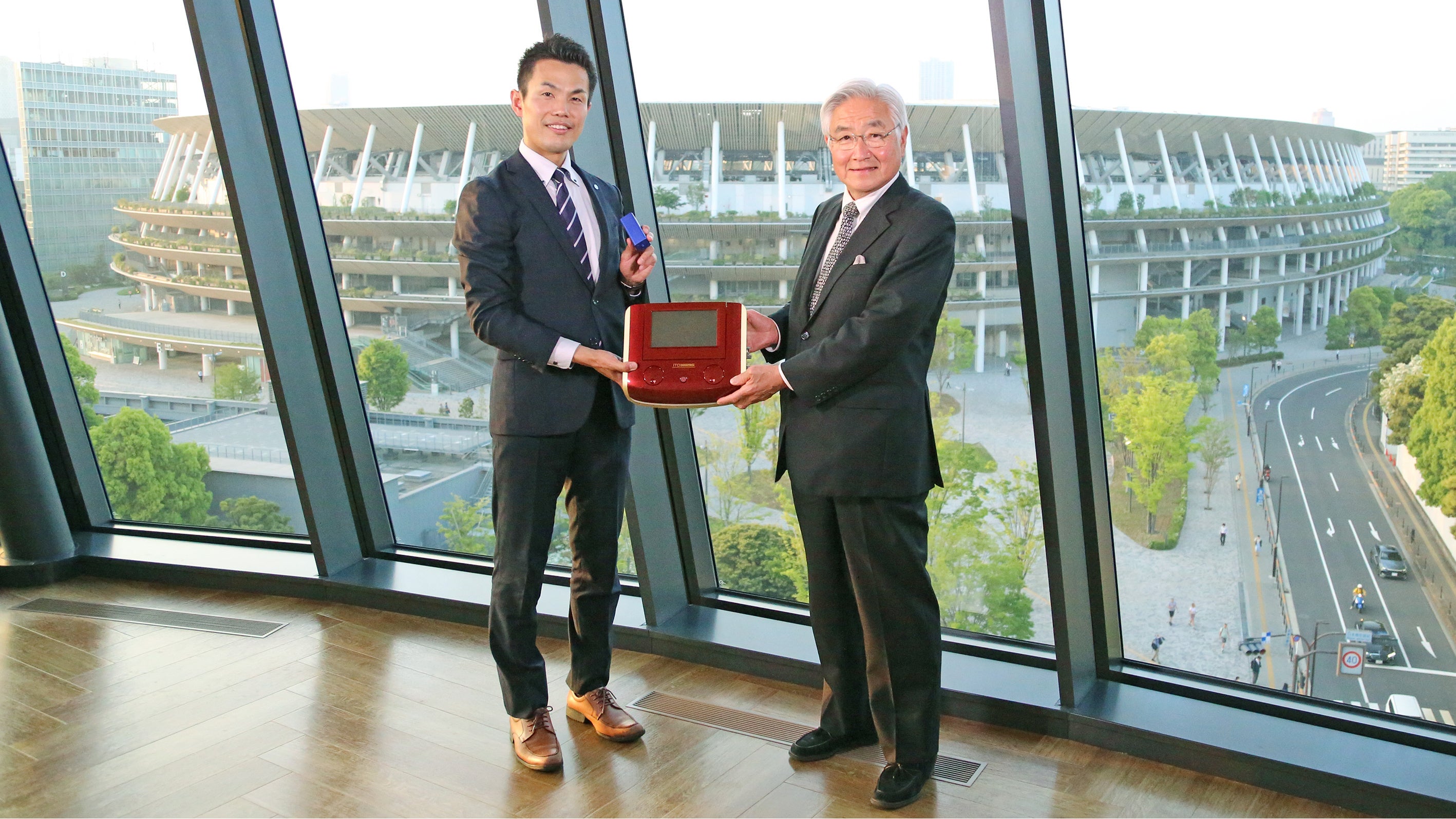 （左）伊藤超短波 スポーツ事業担当　（右）日本トライアスロン連合(JTU) 岩城 光英会長