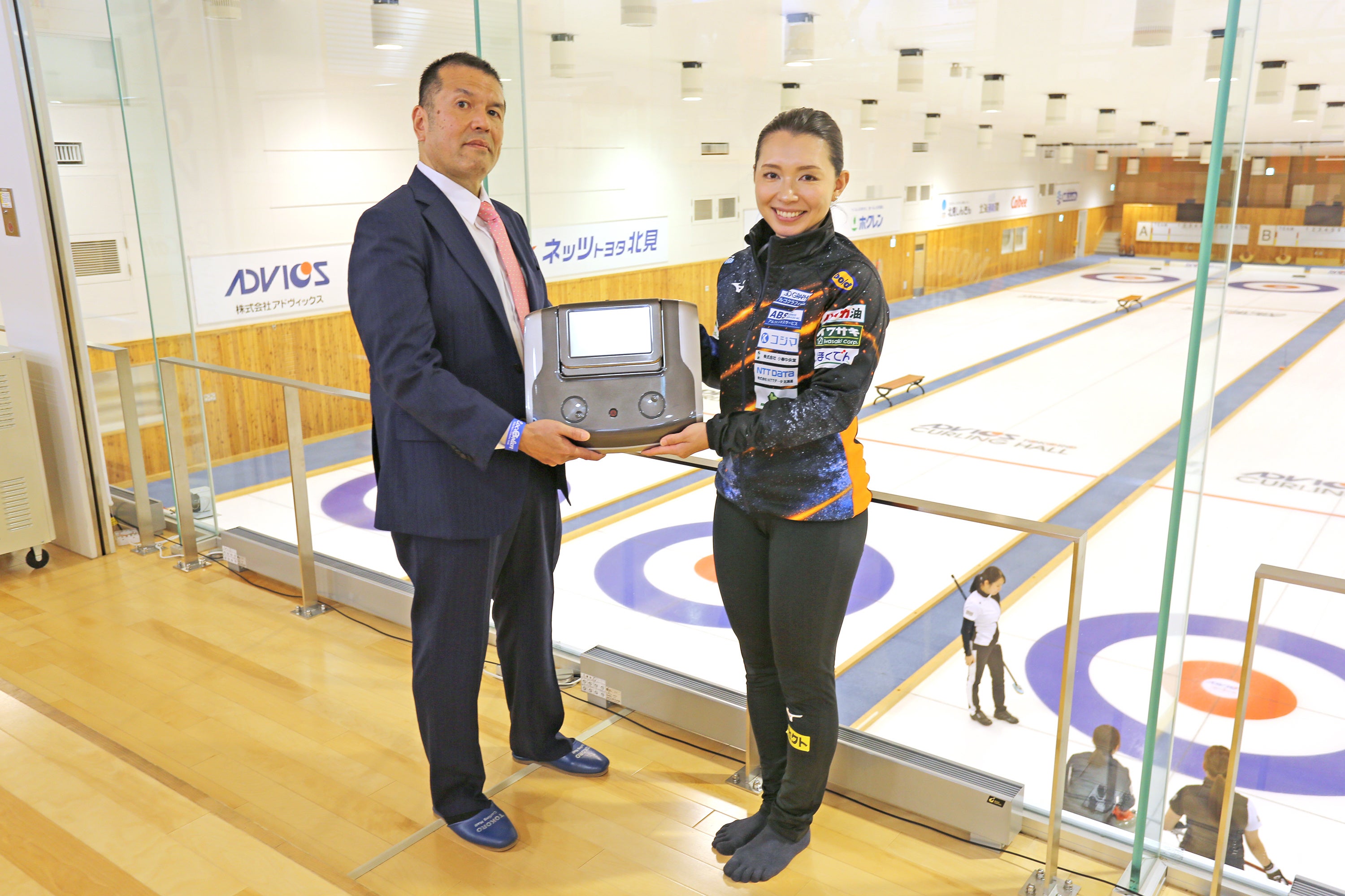 （左）伊藤超短波 代表取締役社長 倉橋 司（右）ロコ・ソラーレ代表理事  本橋 麻里氏