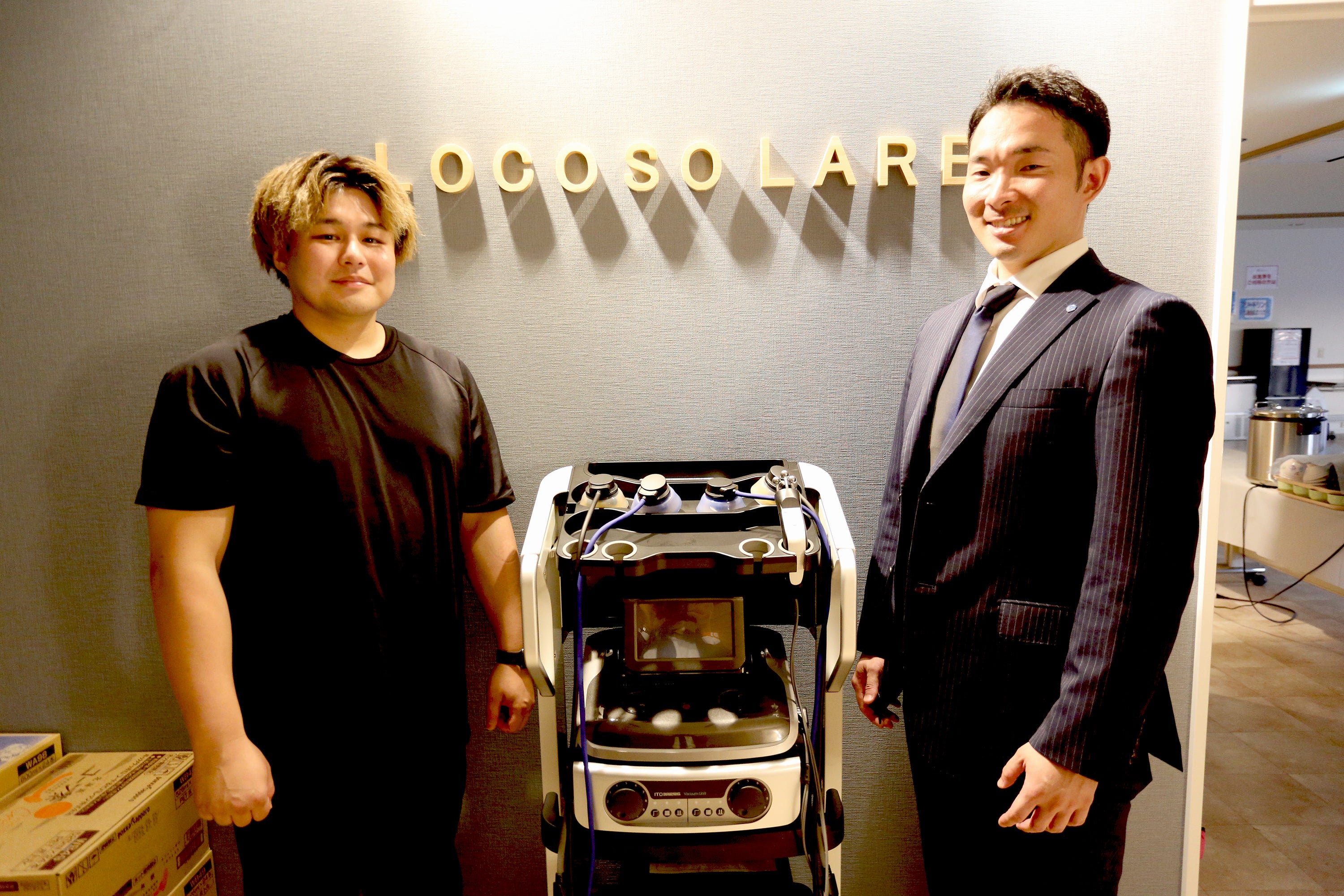 （左）ロコソラーレ 高田 聖也トレーナー （右）伊藤超短波サポート担当