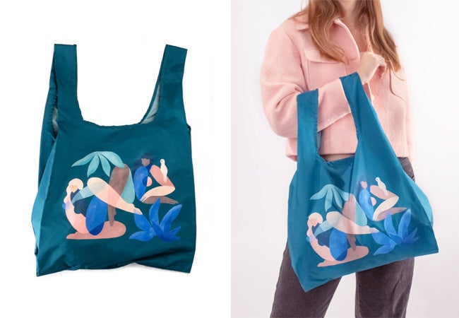 Spellbinding：大胆に描かれたイラストとクールなネイビーブルーは、カジュアルな服装とも相性が良い。