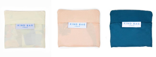 バッグの内側についたポケットに小さく折りたためるので、持ち運びも便利です。