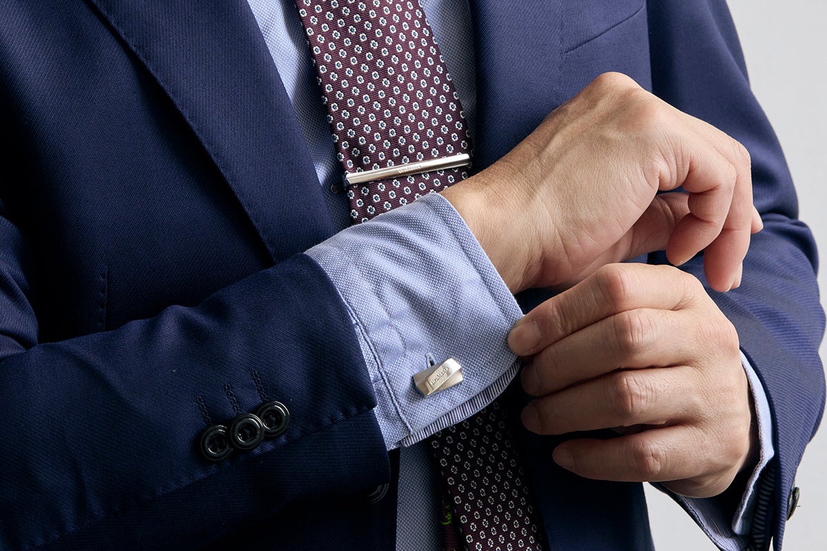 552シリーズのシルバー。カフスとタイピンのセットアップを加えるだけで、ぐっと華やかなスタイルに。