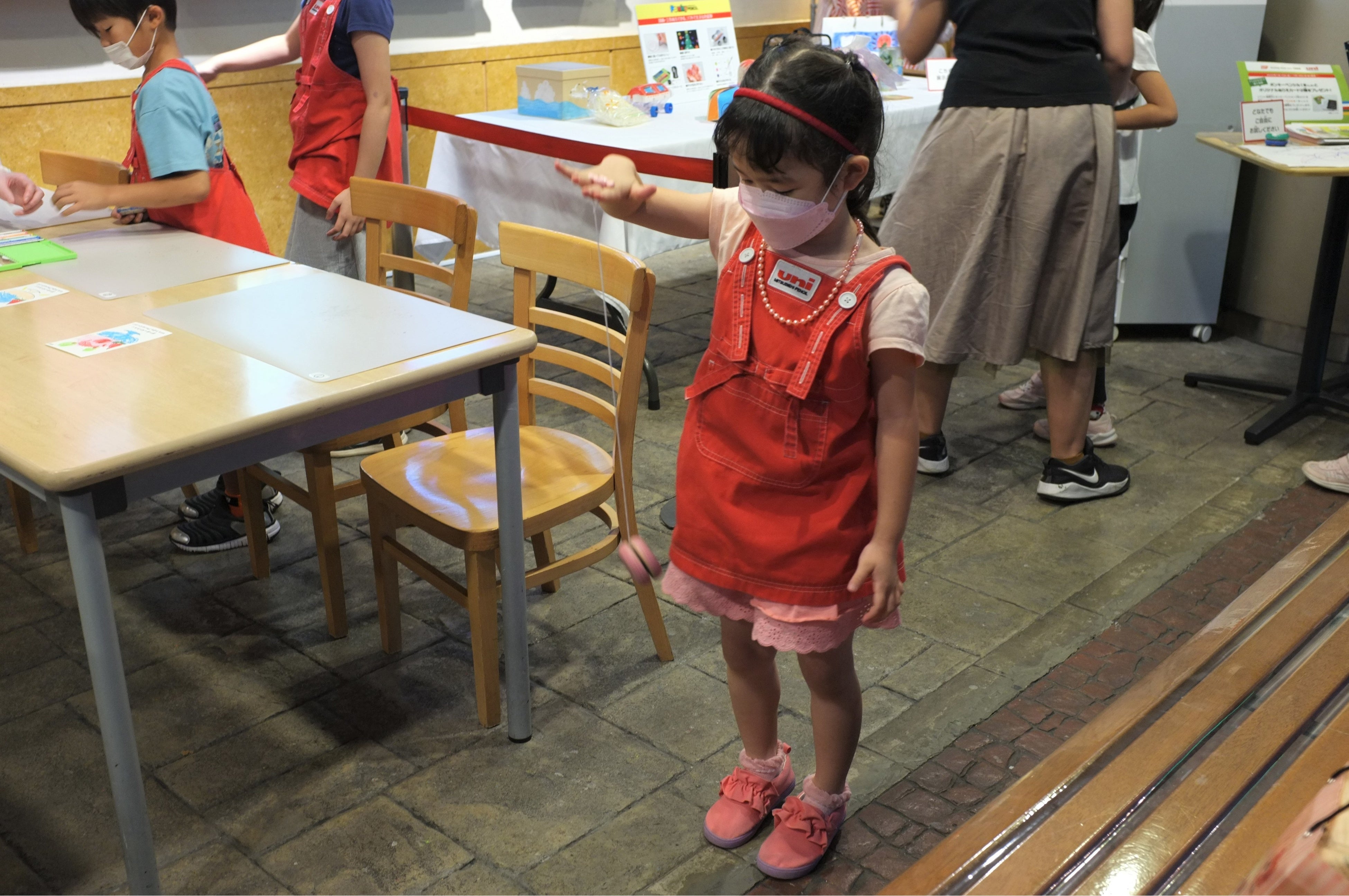 自作のヨーヨーで遊ぶお子様