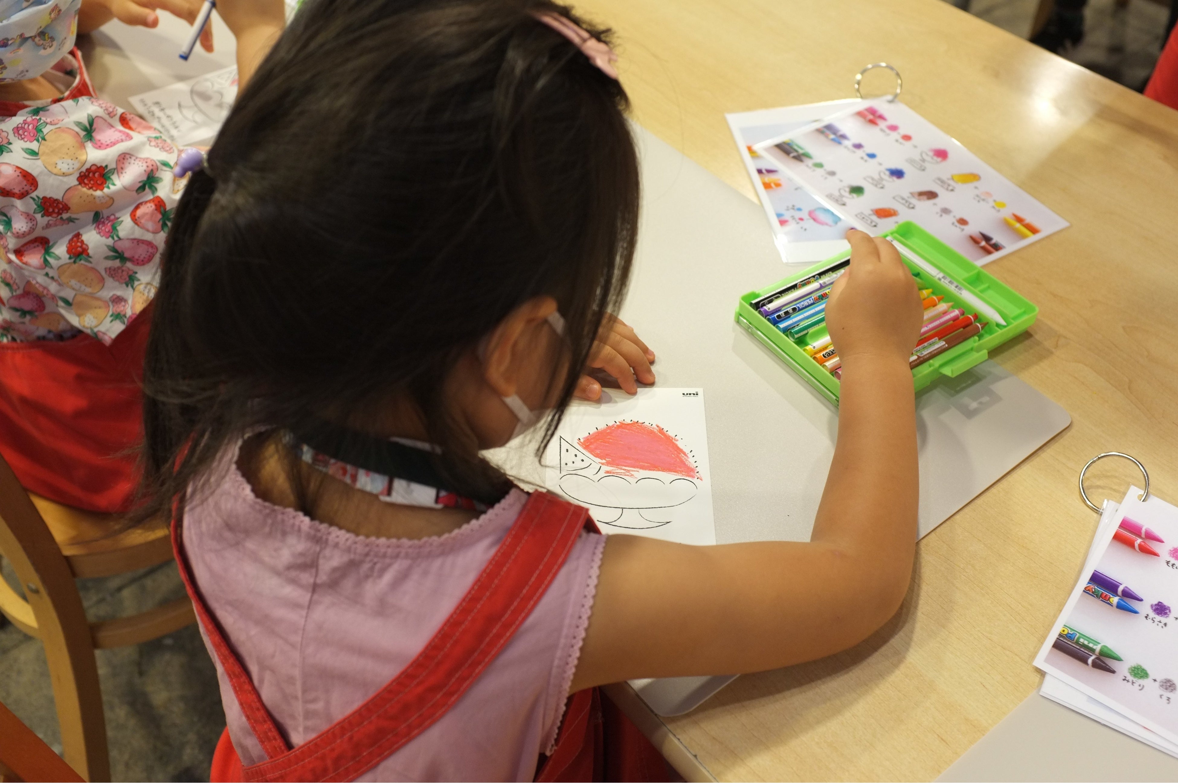 混色について学ぶ様子