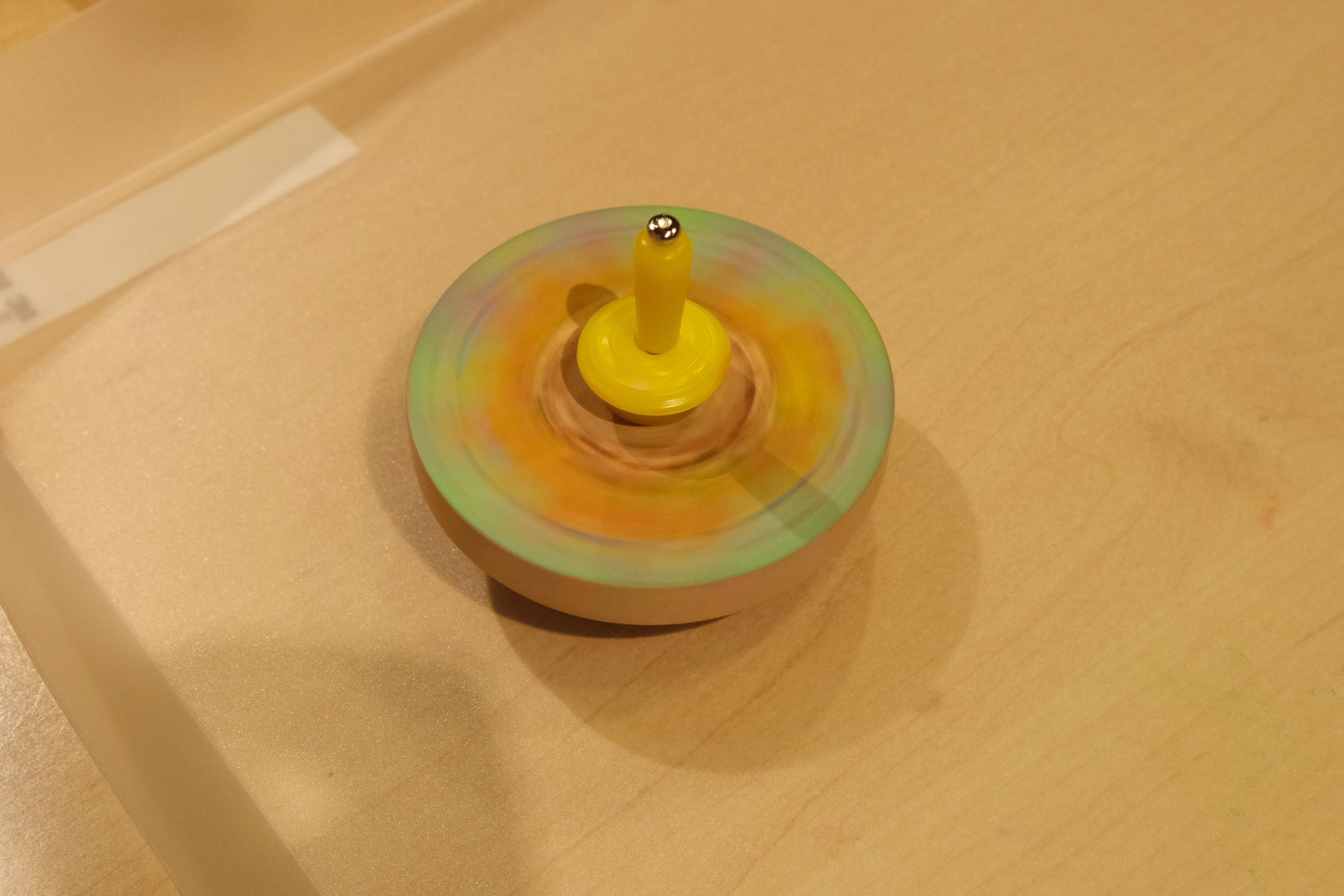 木製コマの静止時と回転時