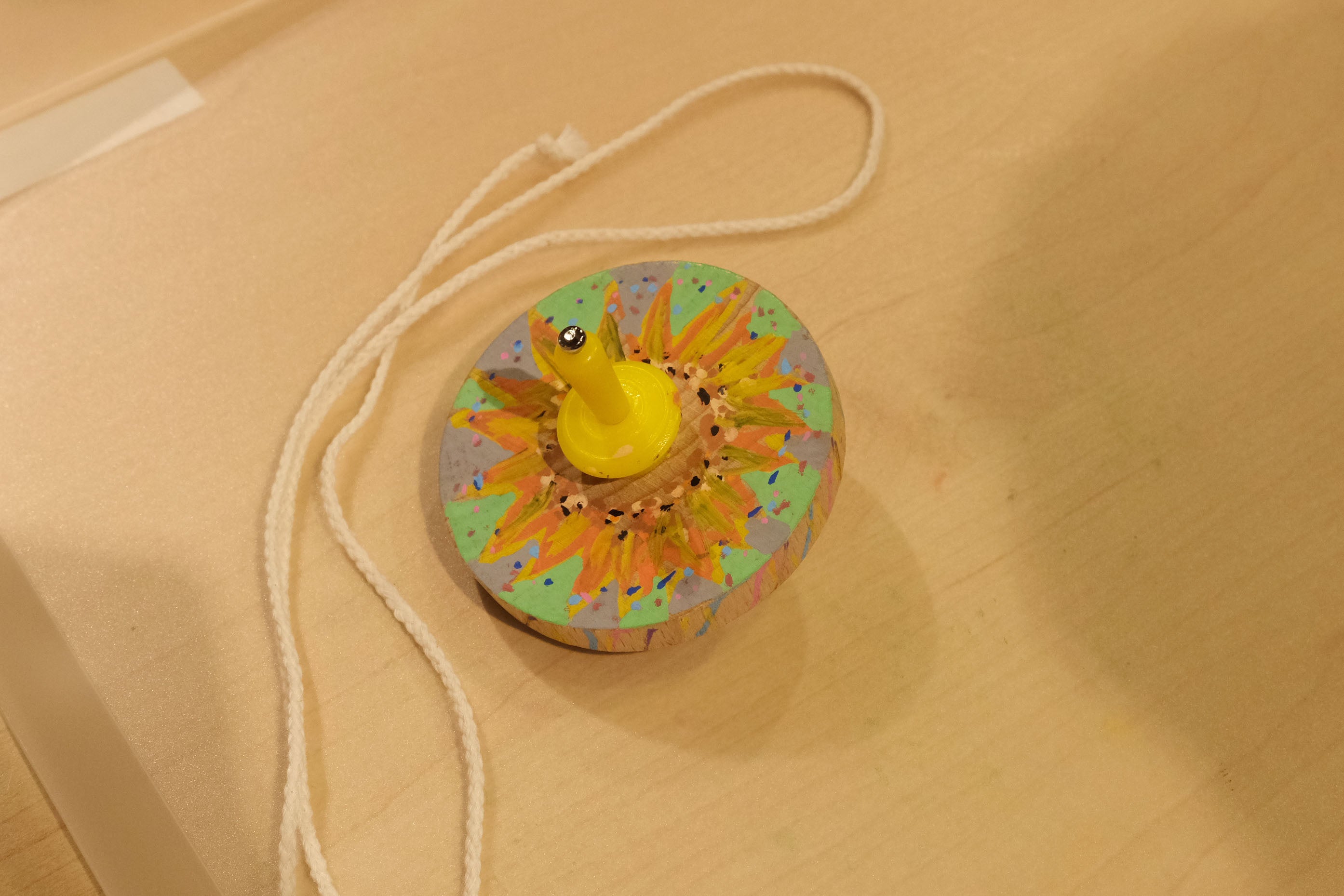 木製コマの静止時と回転時