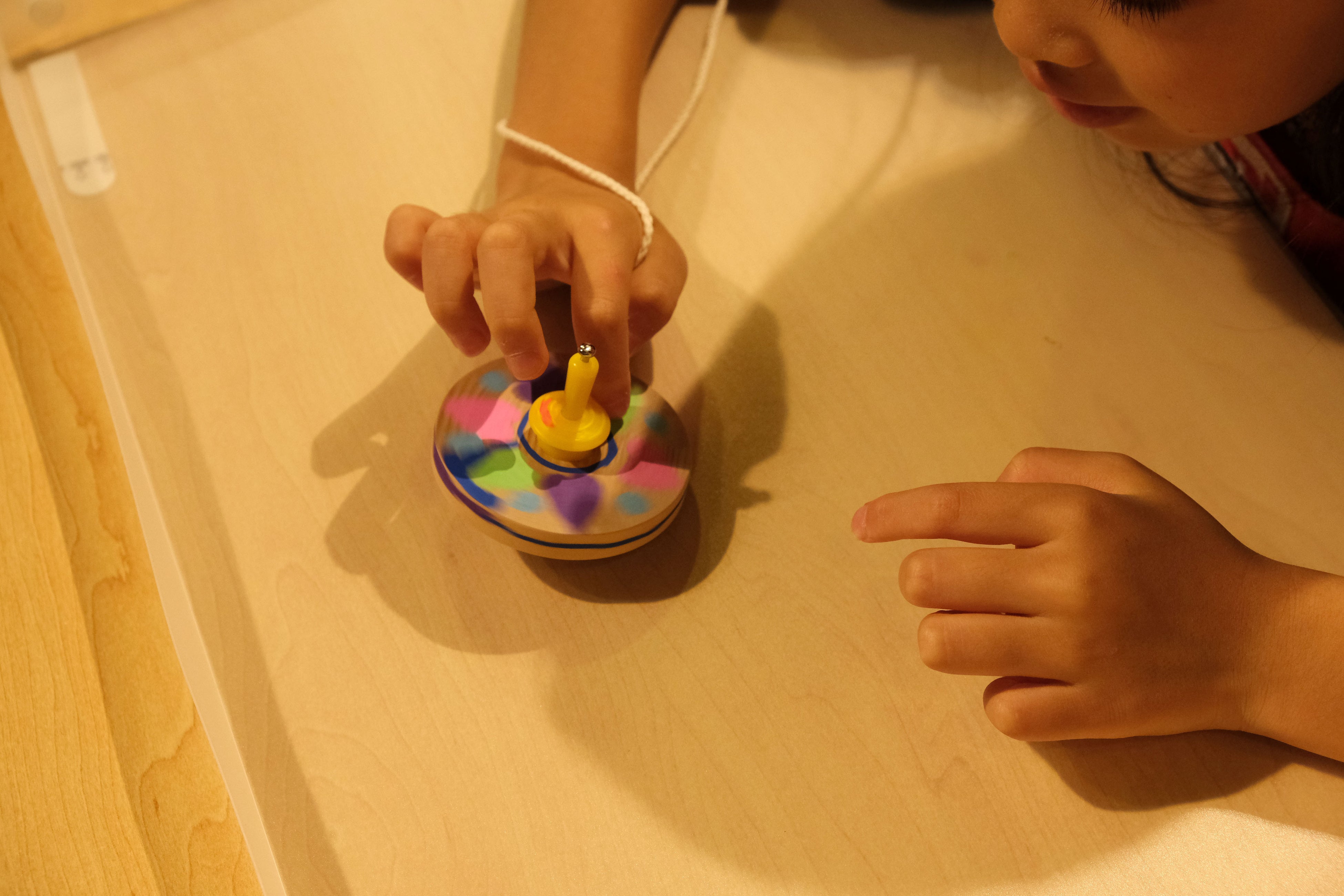 回転したコマを楽しむ様子