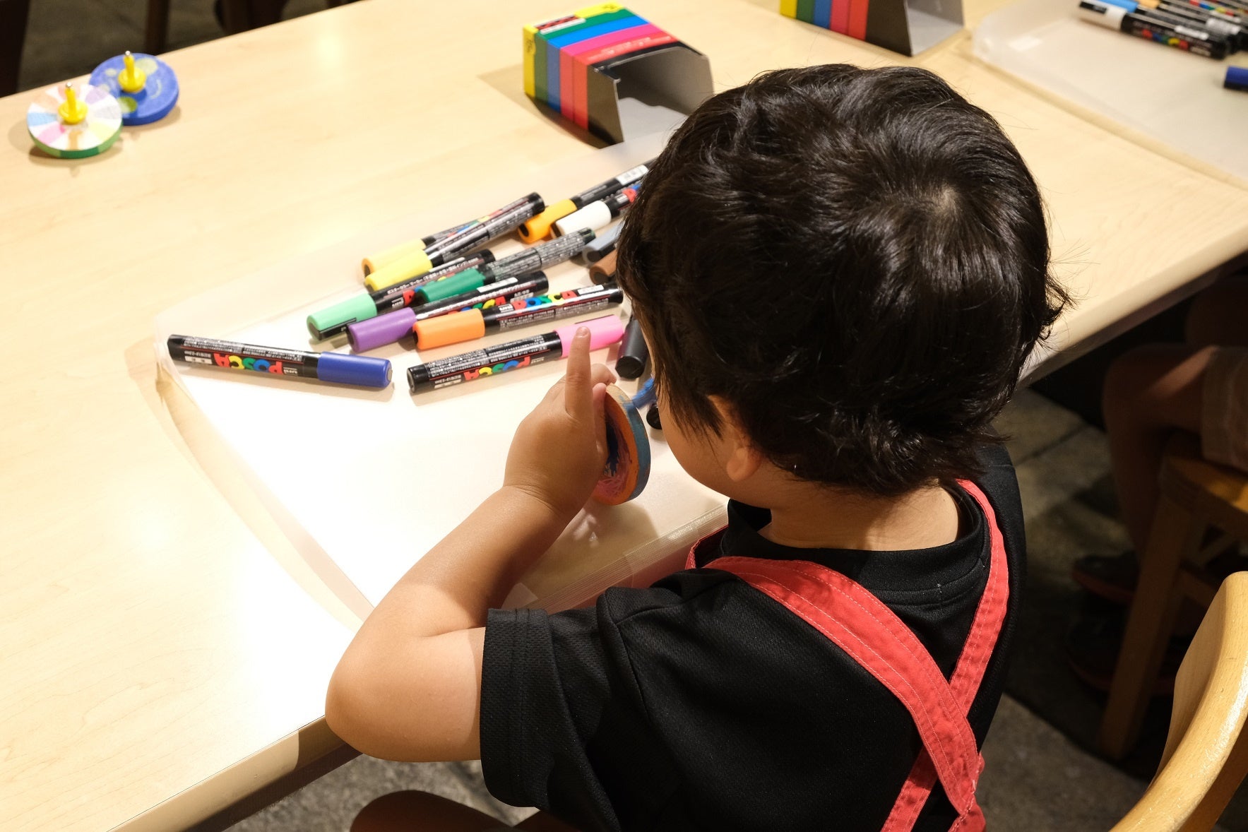 ポスカを用いてペインティングする様子